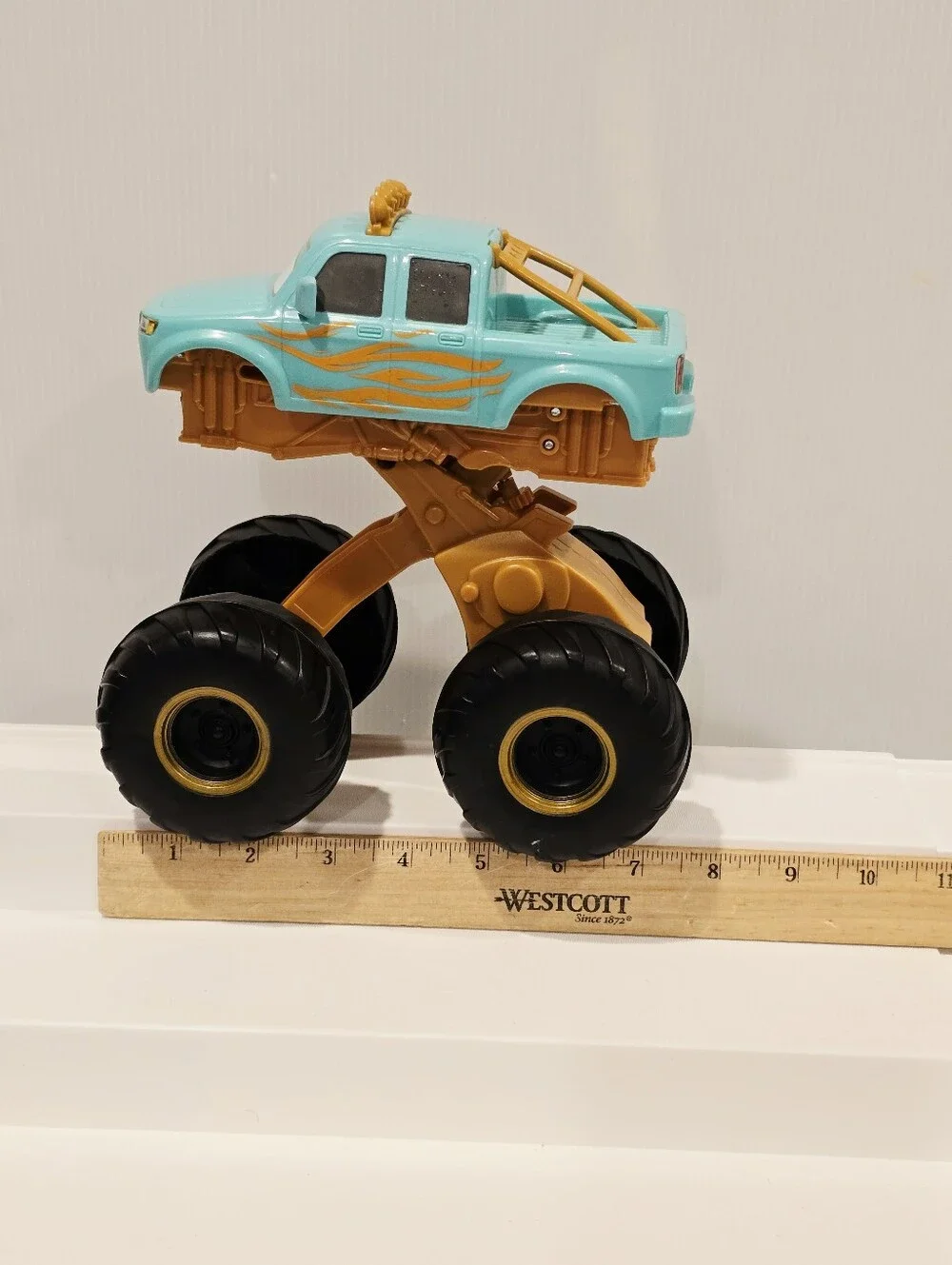 Disney Pixar Cars On the Road Circus Ivy Stunt Vehicle Jumping Monster Truck